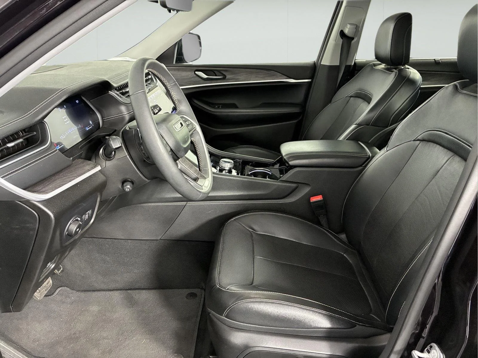 Used 2023 Ember Pearlcoat Jeep Limited image 25