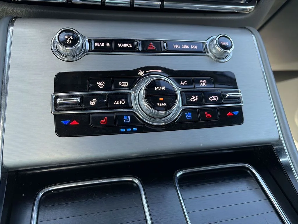 Used 2020 Blue Lincoln Reserve image 19