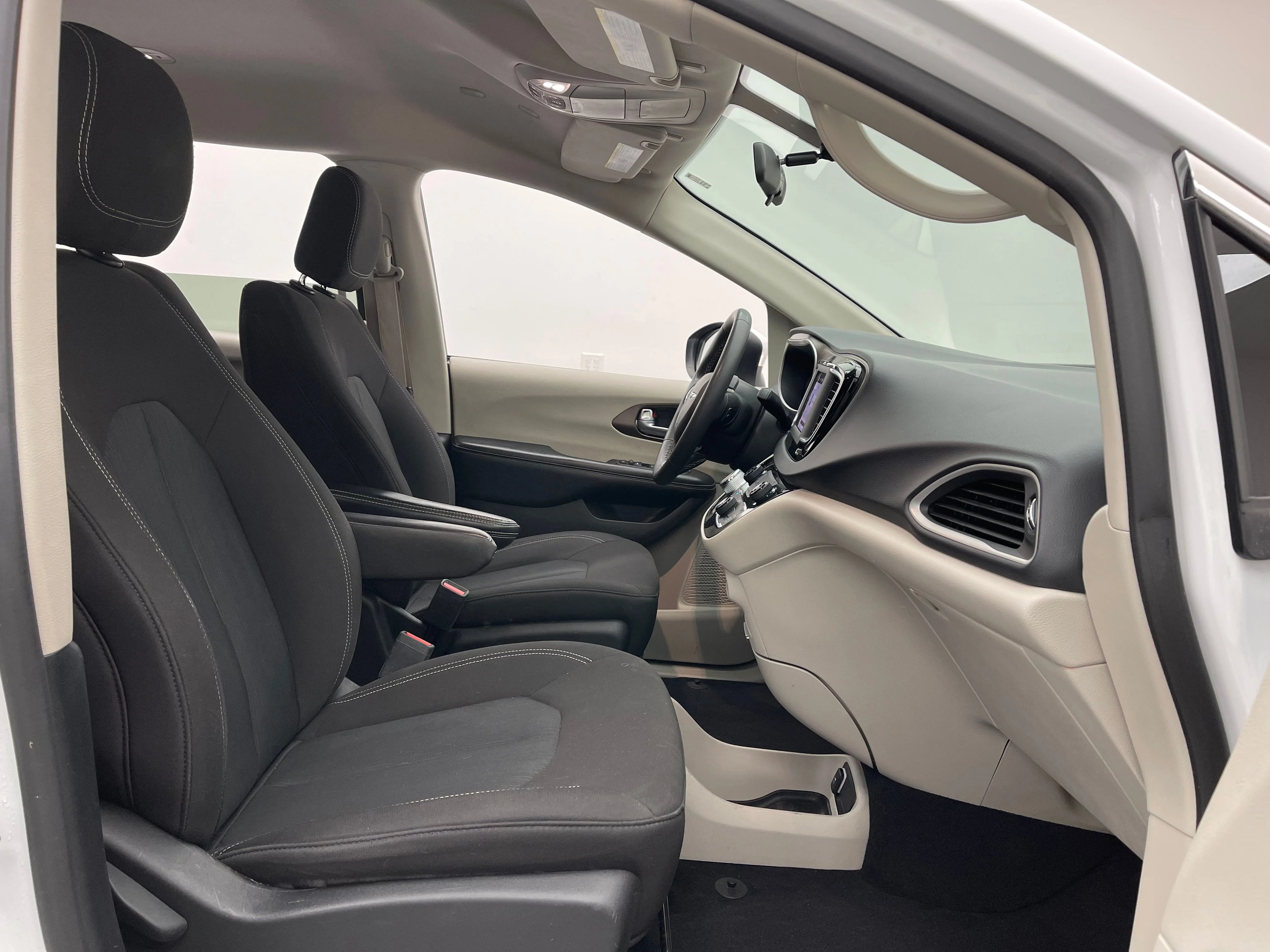 Used 2022 Bright White Clearcoat Chrysler LX image 31