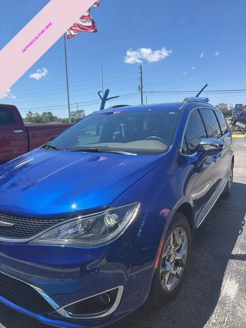 2020 Chrysler Pacifica Limited's photo