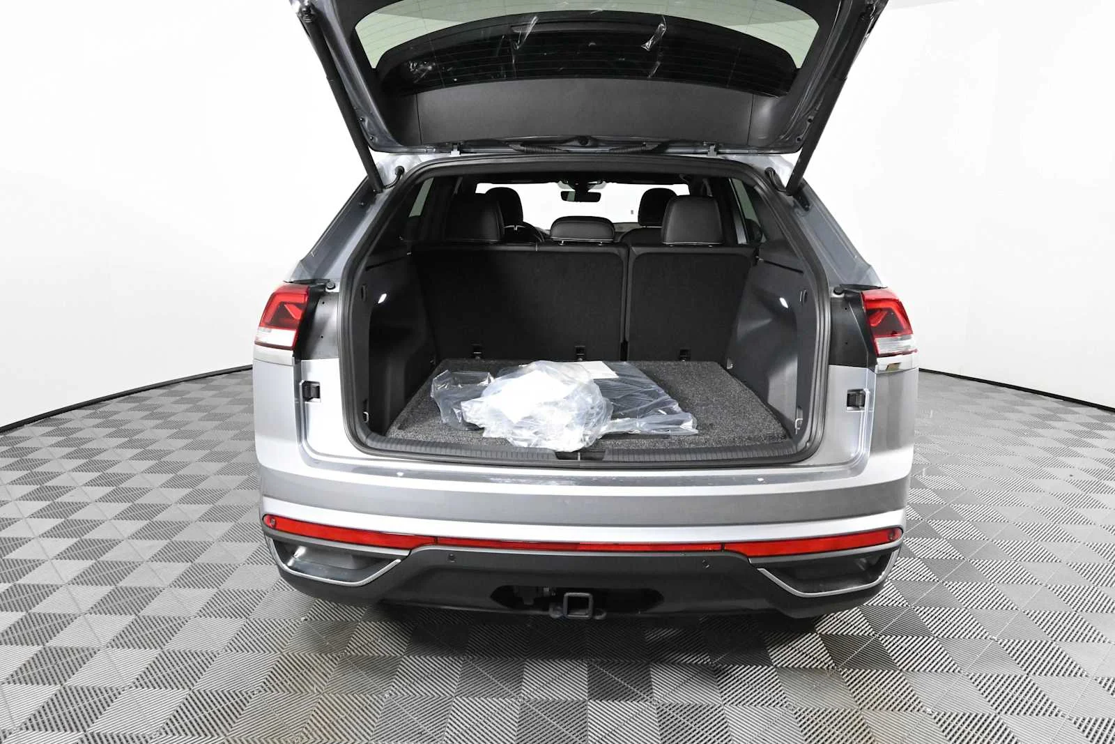 New 2026 Silver Mist Metallic Volkswagen 2.0T SE w/Technology image 7