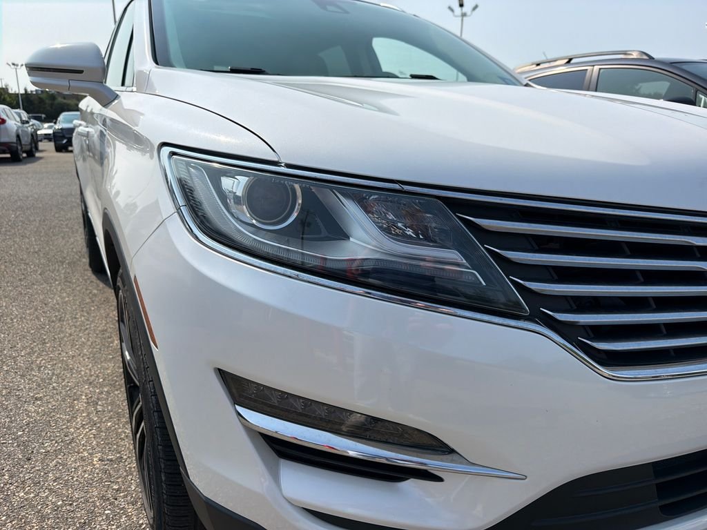 Used 2018 White Platinum Clearcoat Metallic Lincoln Reserve image 9