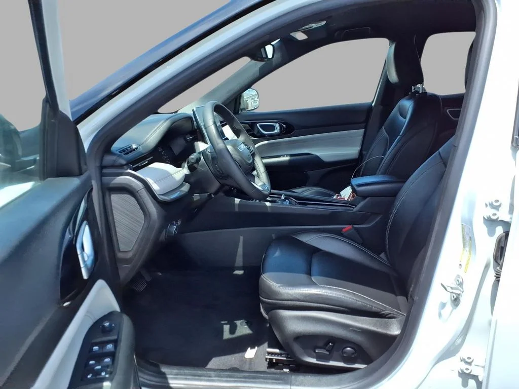 Used 2025 White Jeep Limited image 24