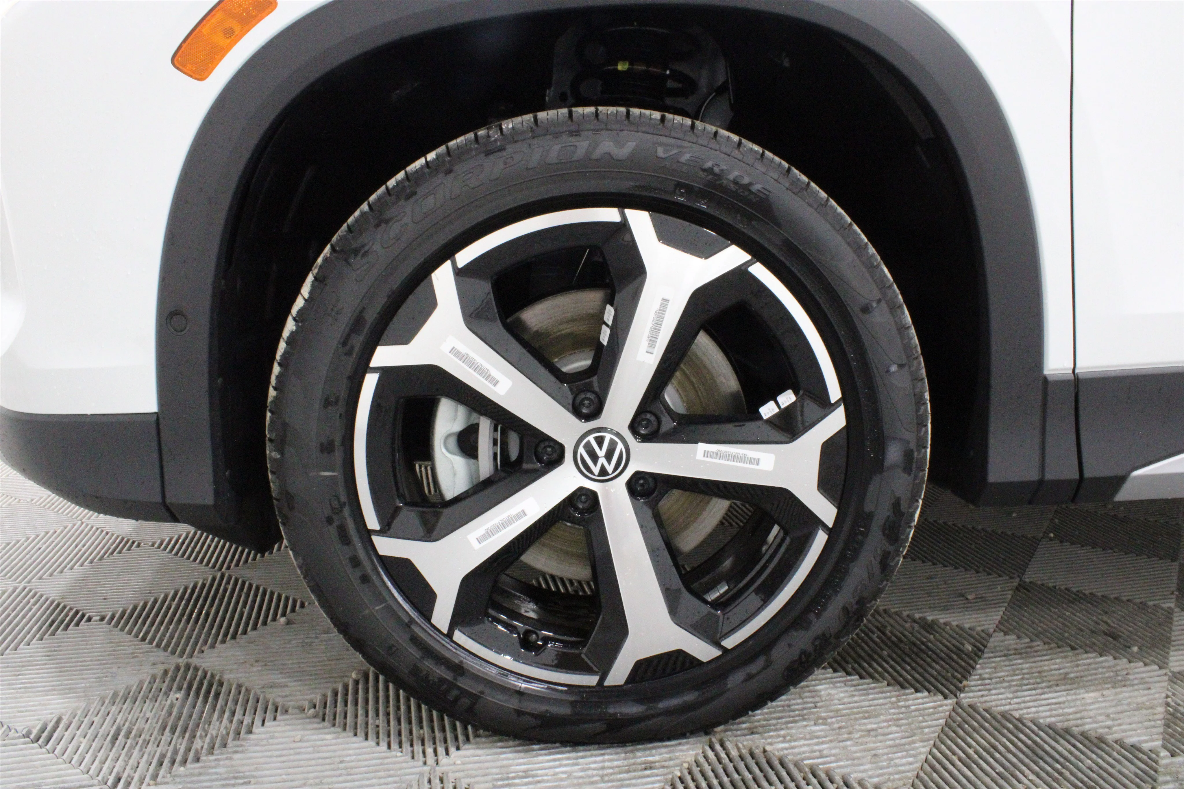 New 2026 Pure White Volkswagen SE image 32
