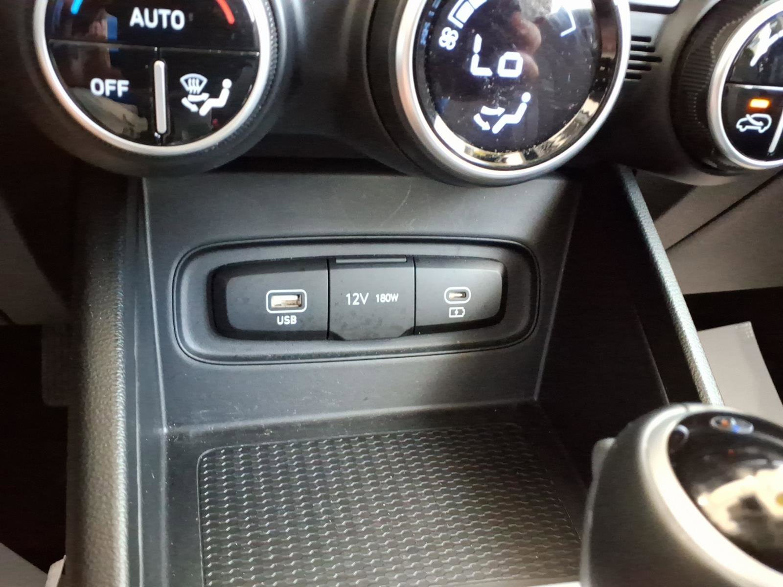 2025 Hyundai Venue SEL - Photo 23