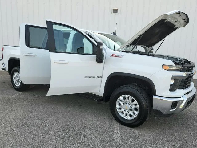 Used 2025 White Chevrolet LT image 9