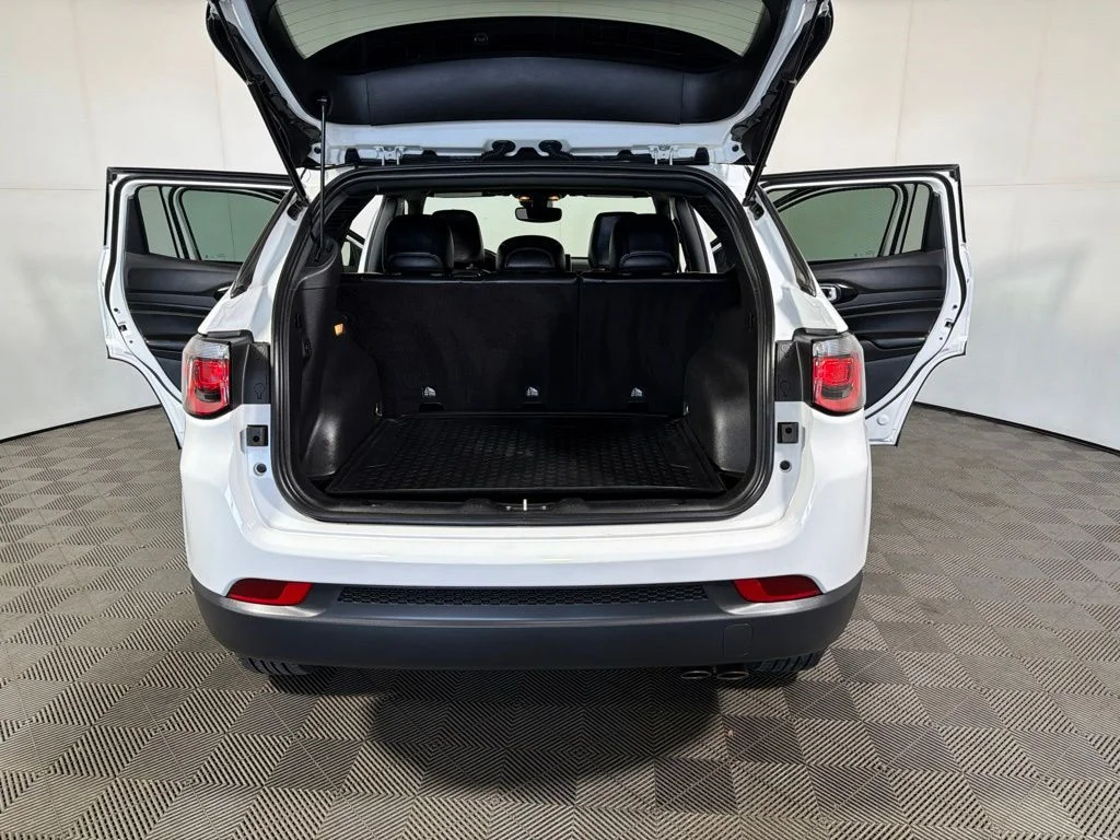 Used 2022 White Jeep Latitude image 21