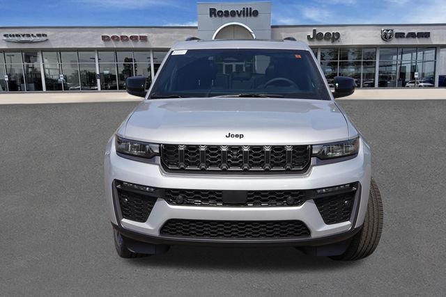 New 2026 Silver Zynith Exterior Paint Jeep Limited image 8