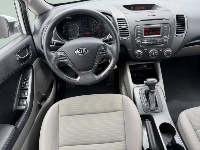 Used 2015 White Kia LX image 17