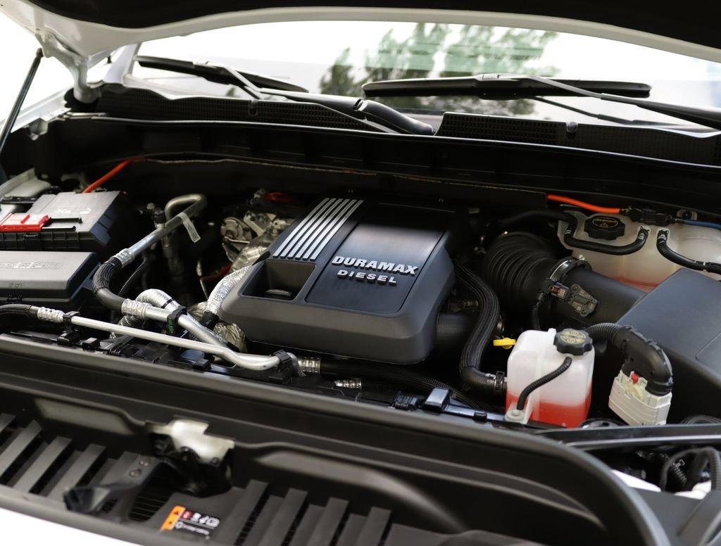 Used 2025 Summit White GMC Elevation image 32