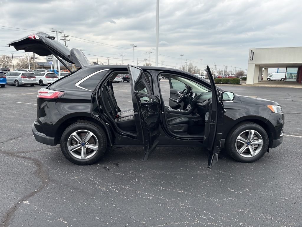 Used 2022 Black Ford SEL image 17
