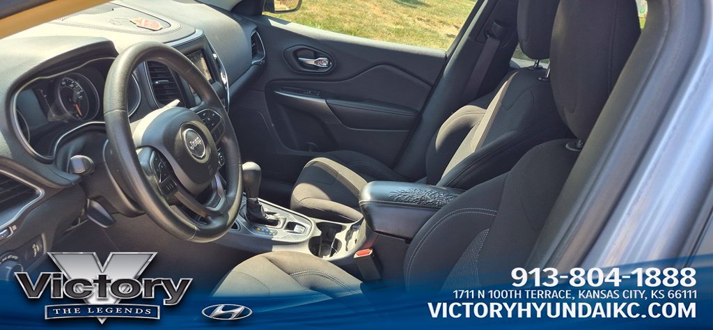Used 2019 Silver Jeep Latitude image 10