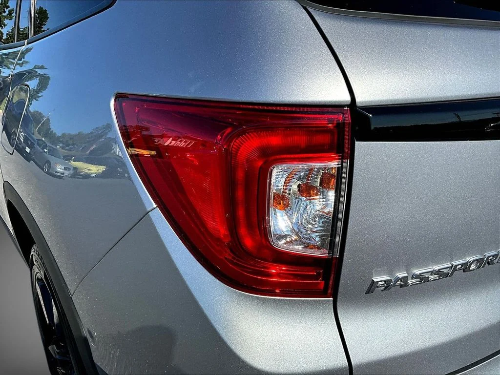 Certified Used 2019 Lunar Silver Metallic Honda Elite image 27
