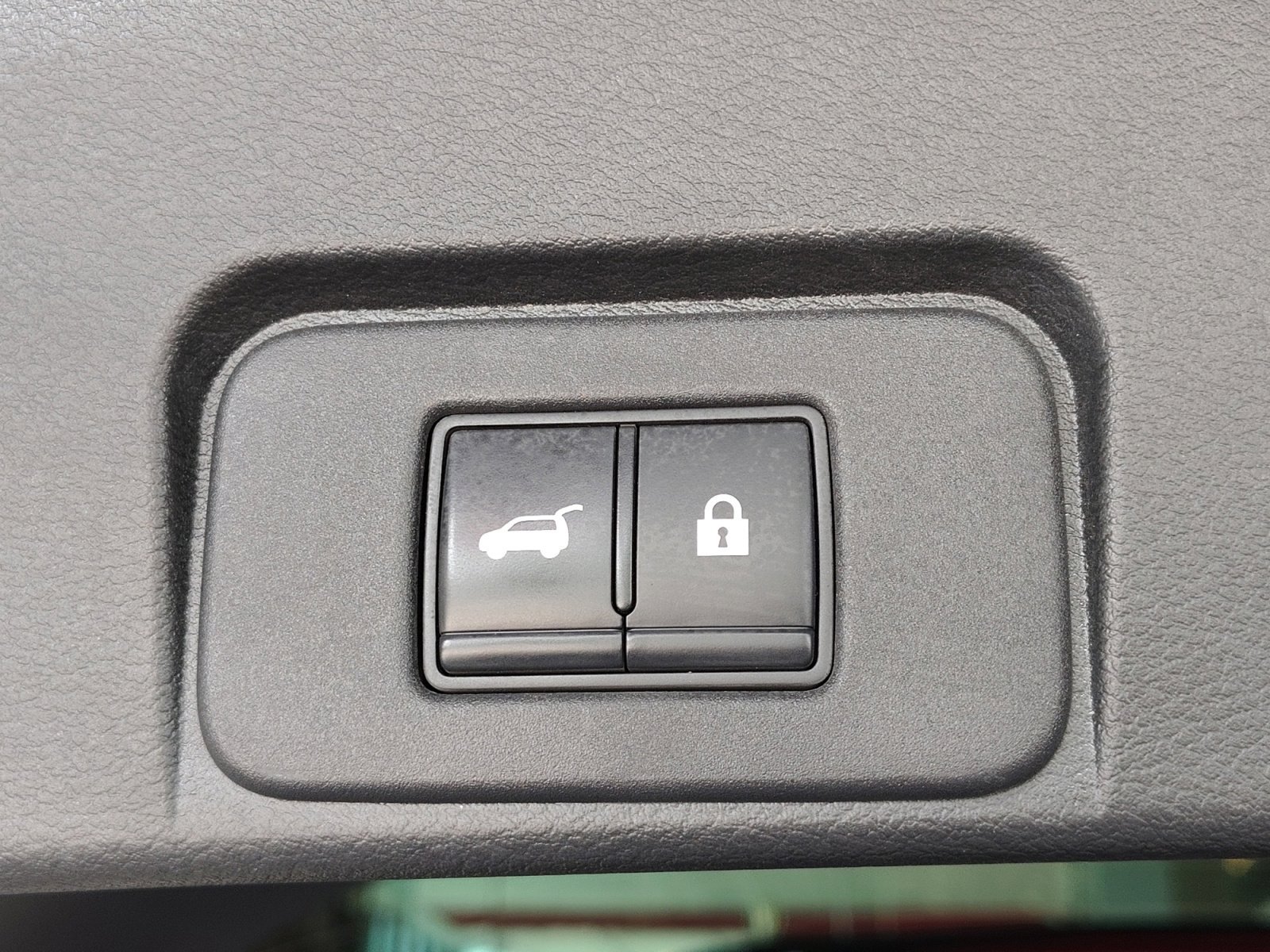 Used 2021 Pearl White Tricoat/Super Black Nissan SL image 32