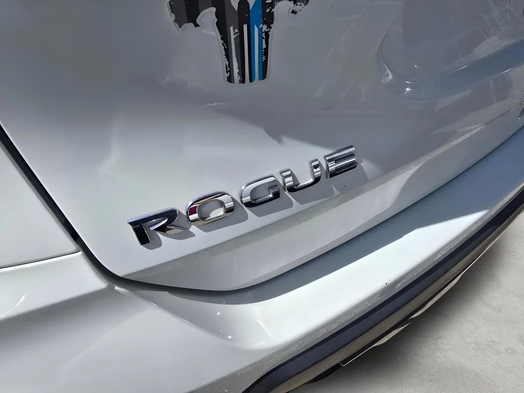 Used 2020 Glacier White Nissan S image 20
