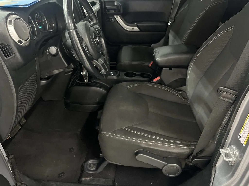 Used 2018 Billet Silver Metallic Clearcoat Jeep Sahara 4WD 3.6L HARD TOP image 12