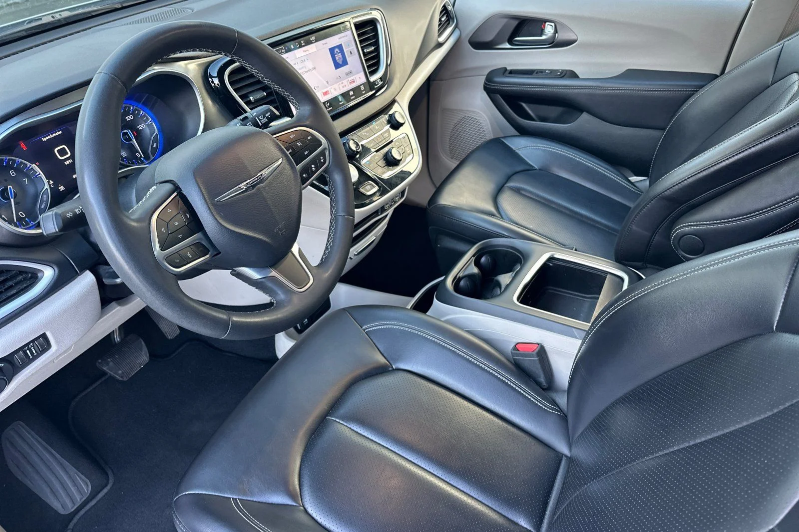 Used 2023 Silver Chrysler Touring L image 10