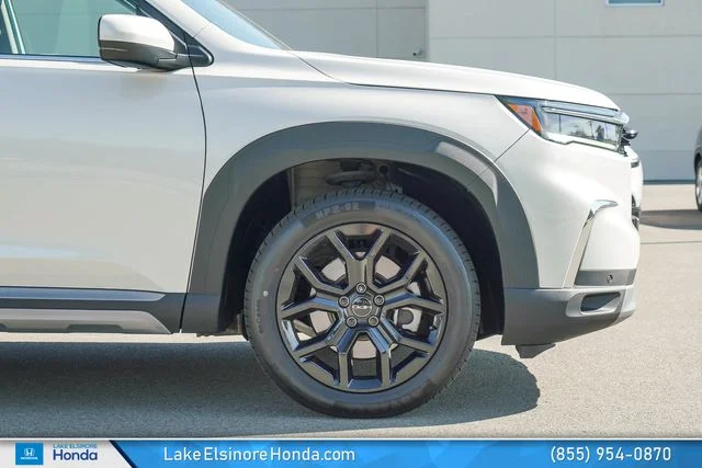 Used 2025 Platinum White Pearl Honda Touring image 7
