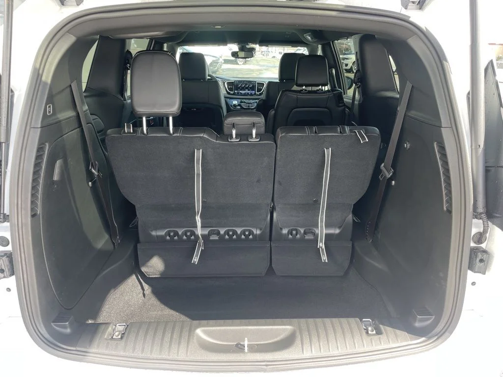 2026 Chrysler Pacifica Select - Photo 10