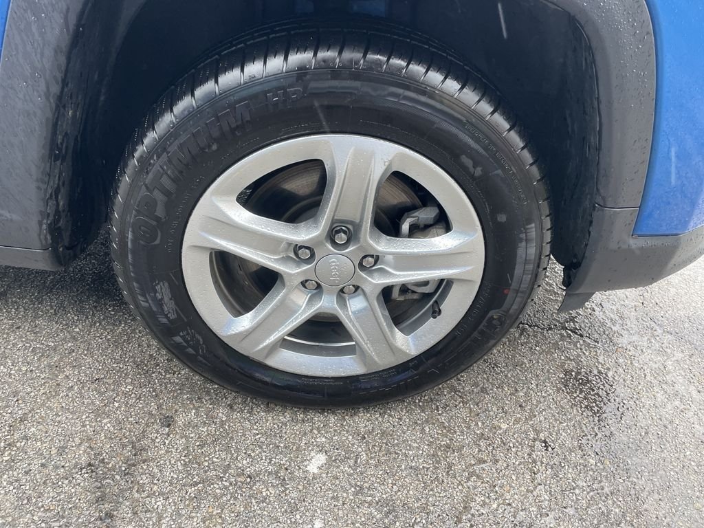 Used 2024 Blue Jeep Latitude image 11