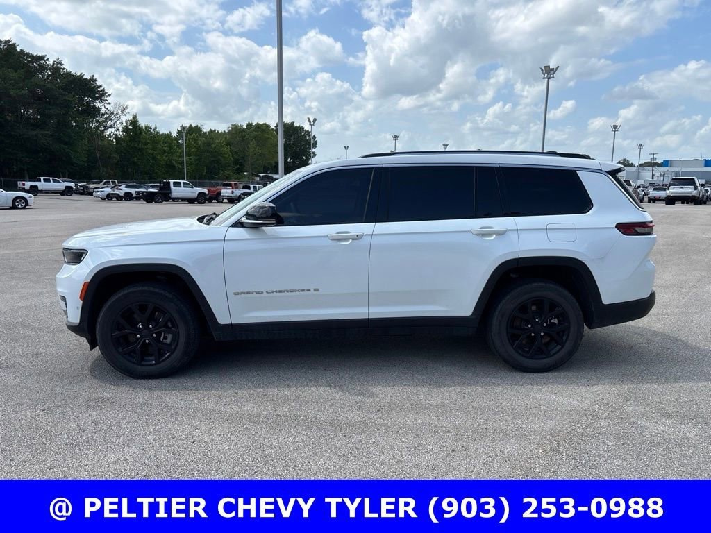 Used 2023  Jeep Limited image 4