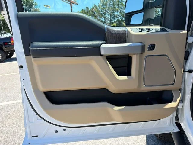 Used 2017  Ford Lariat image 10