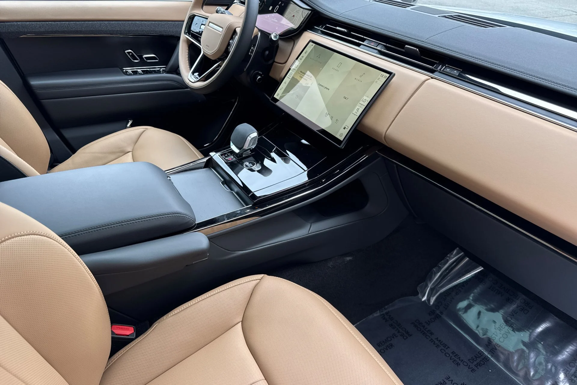 New 2026 FUJI WHITE Land Rover Dynamic SE image 18
