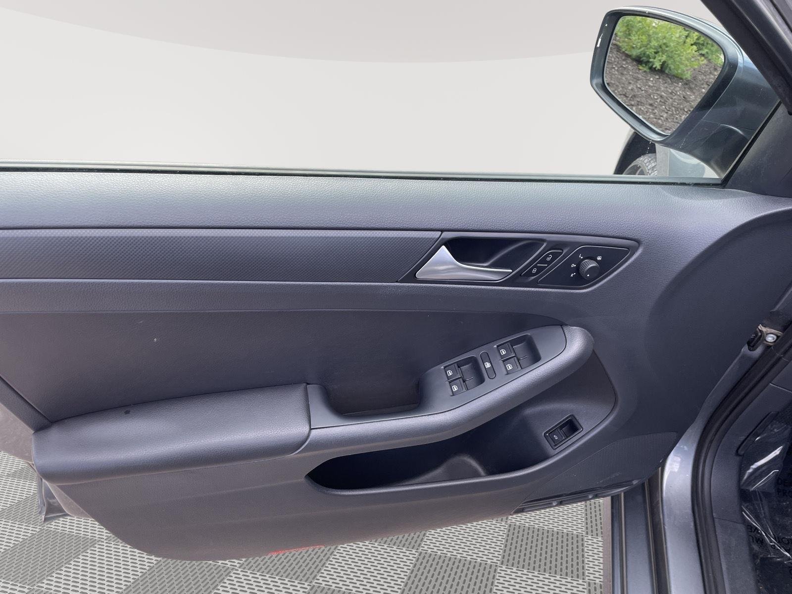 Used 2014 Platinum Gray Metallic Volkswagen SE image 19