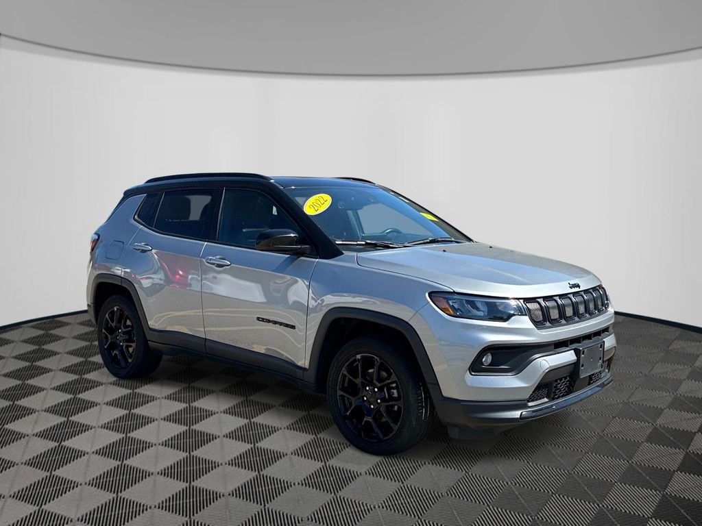 Used 2022 Silver Jeep Latitude image 3