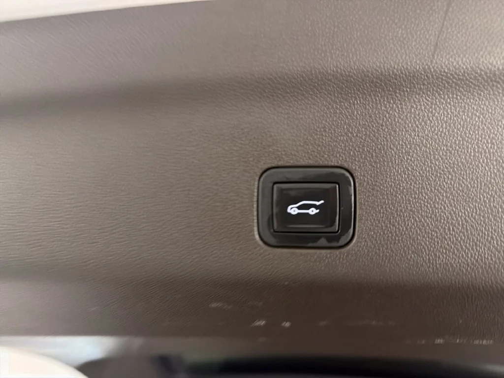 Used 2023 SUMMIT WHITE GMC SLT image 9