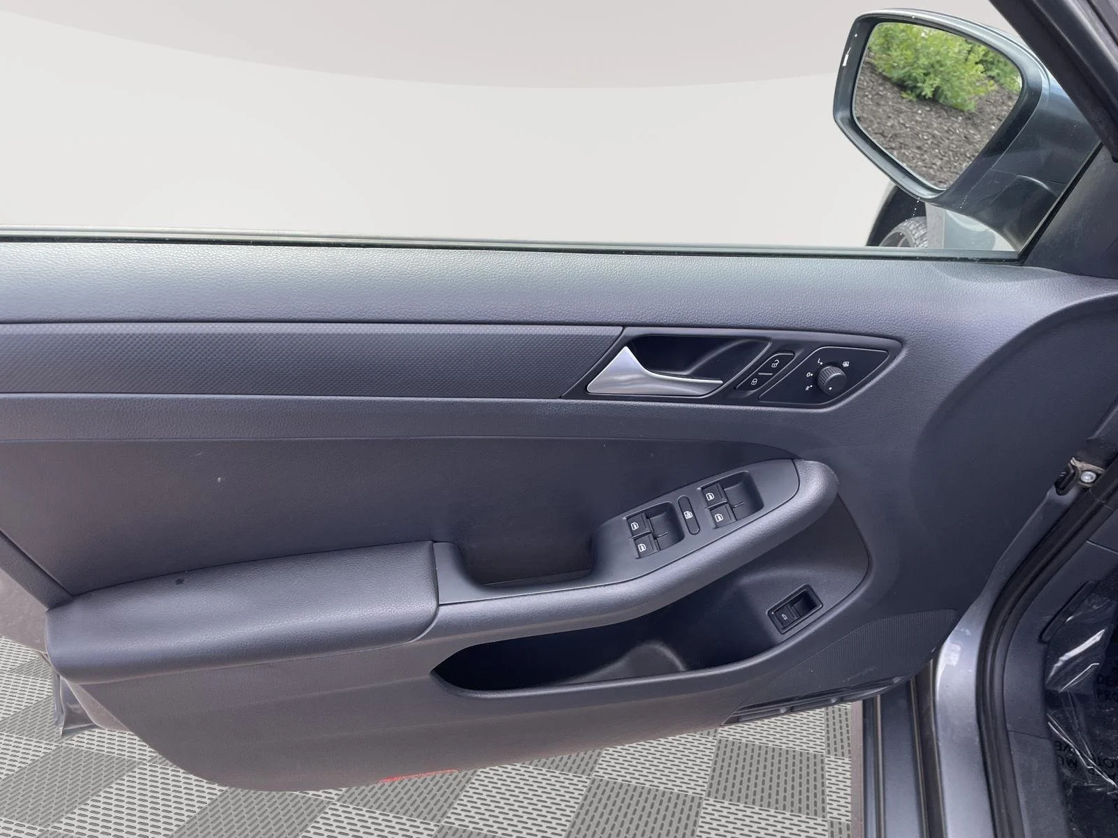Used 2014 Platinum Gray Metallic Volkswagen SE image 19