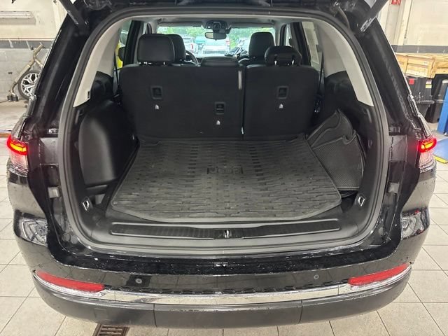 Certified Used 2023 Diamond Black Crystal Pearlcoat Jeep Laredo image 9