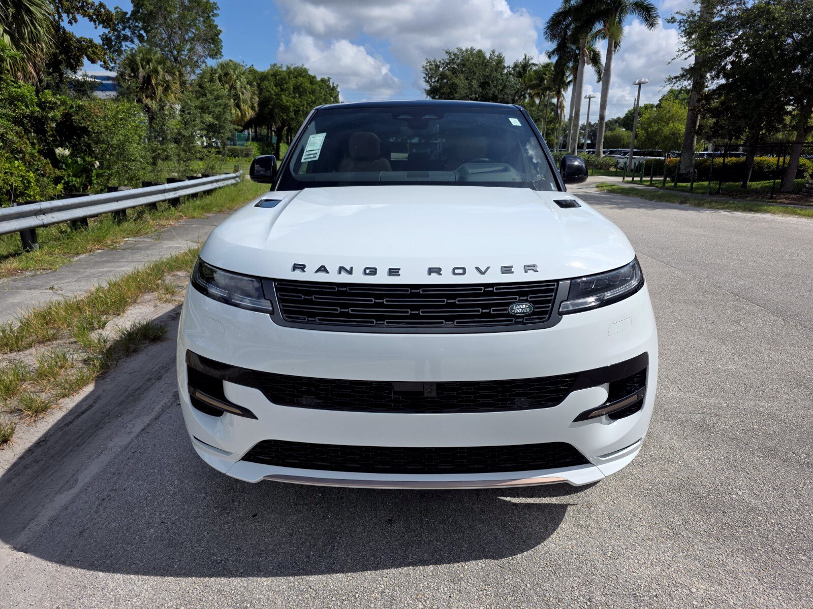 Used 2026 Fuji White Land Rover P400 Dynamic SE image 8