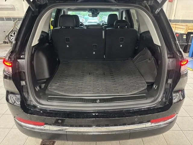 Used 2023 Diamond Black Crystal Pearlcoat Jeep Laredo image 9
