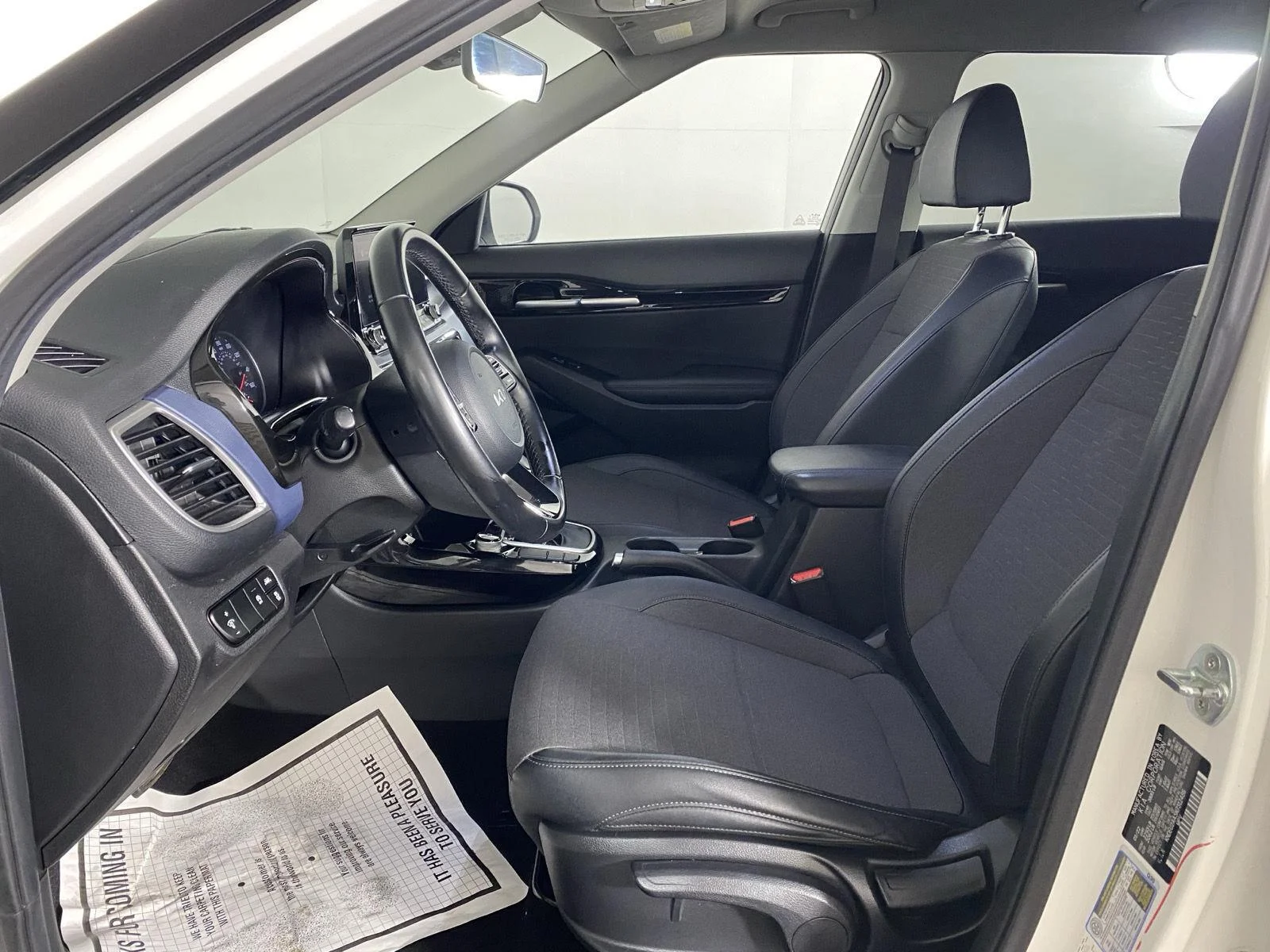 Used 2022 Clear White/Black Roof Kia S image 22