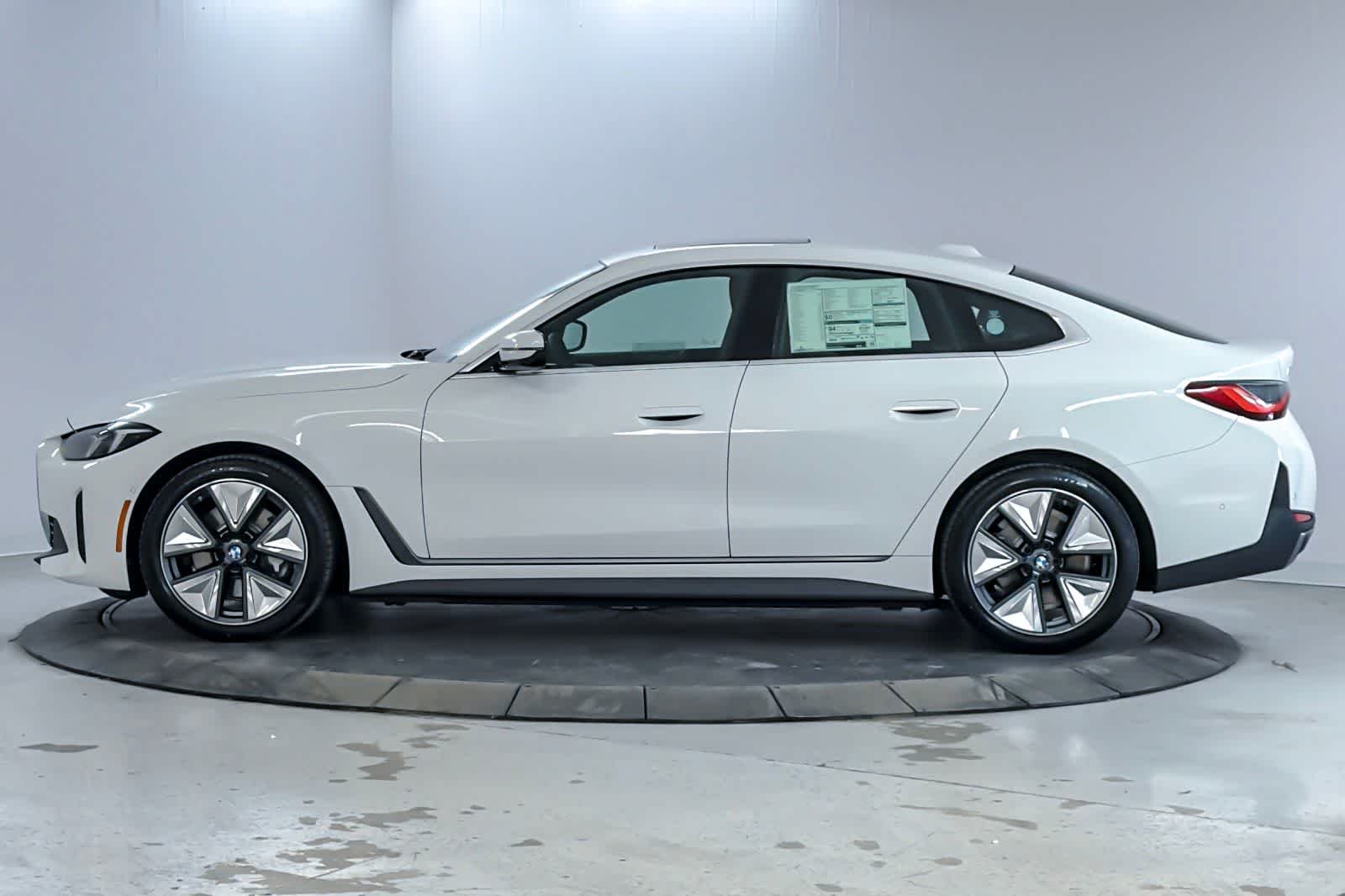 New 2026 Alpine White BMW xDrive40 image 5