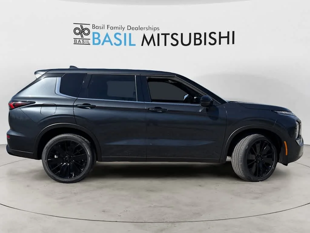 New 2026 Graphite Gray Mitsubishi LE image 2