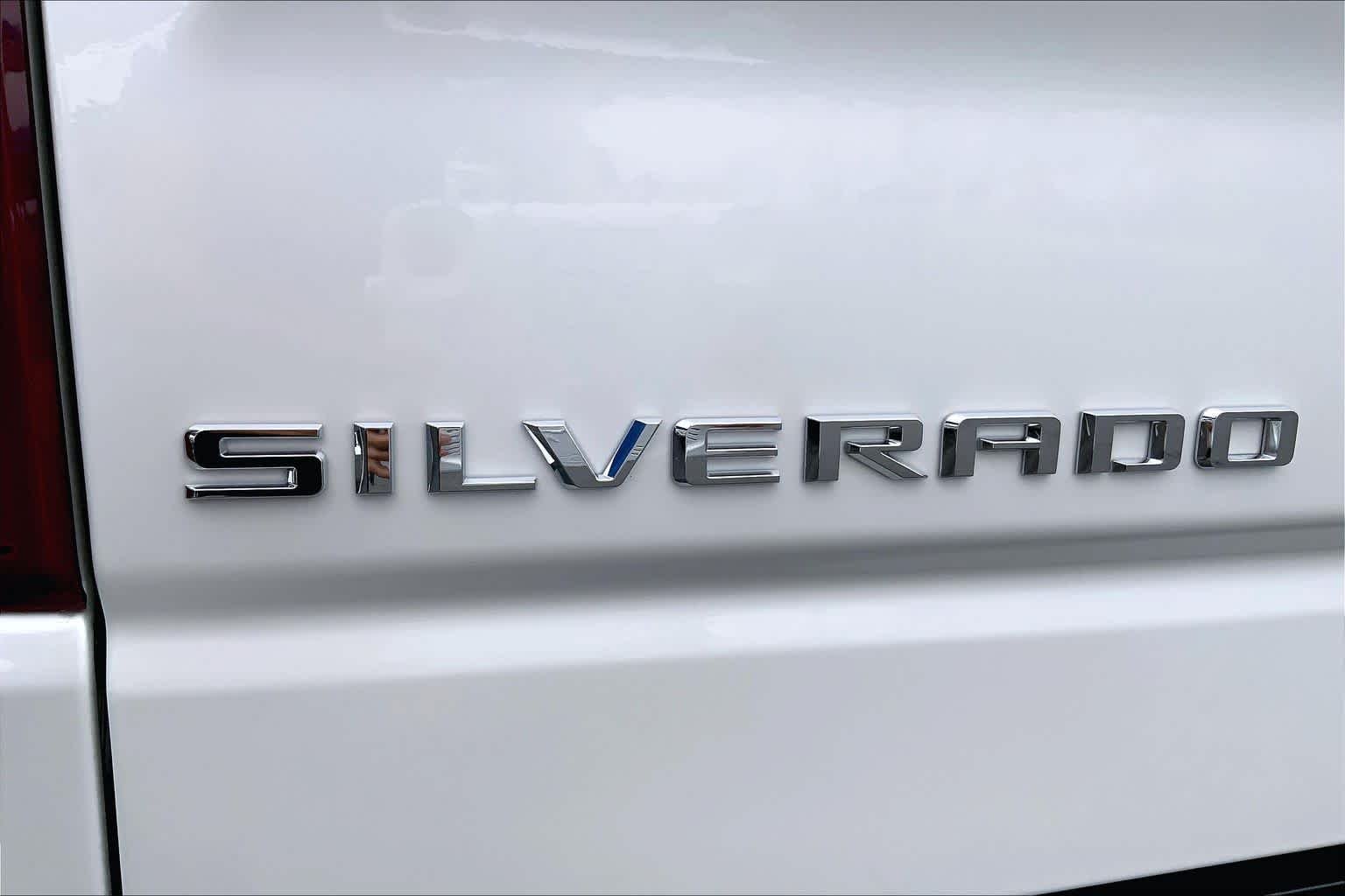 Used 2024 Iridescent Pearl Tricoat Chevrolet High Country image 31
