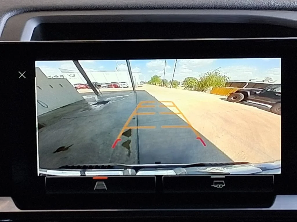 Used 2025 Summit White GMC Elevation image 16