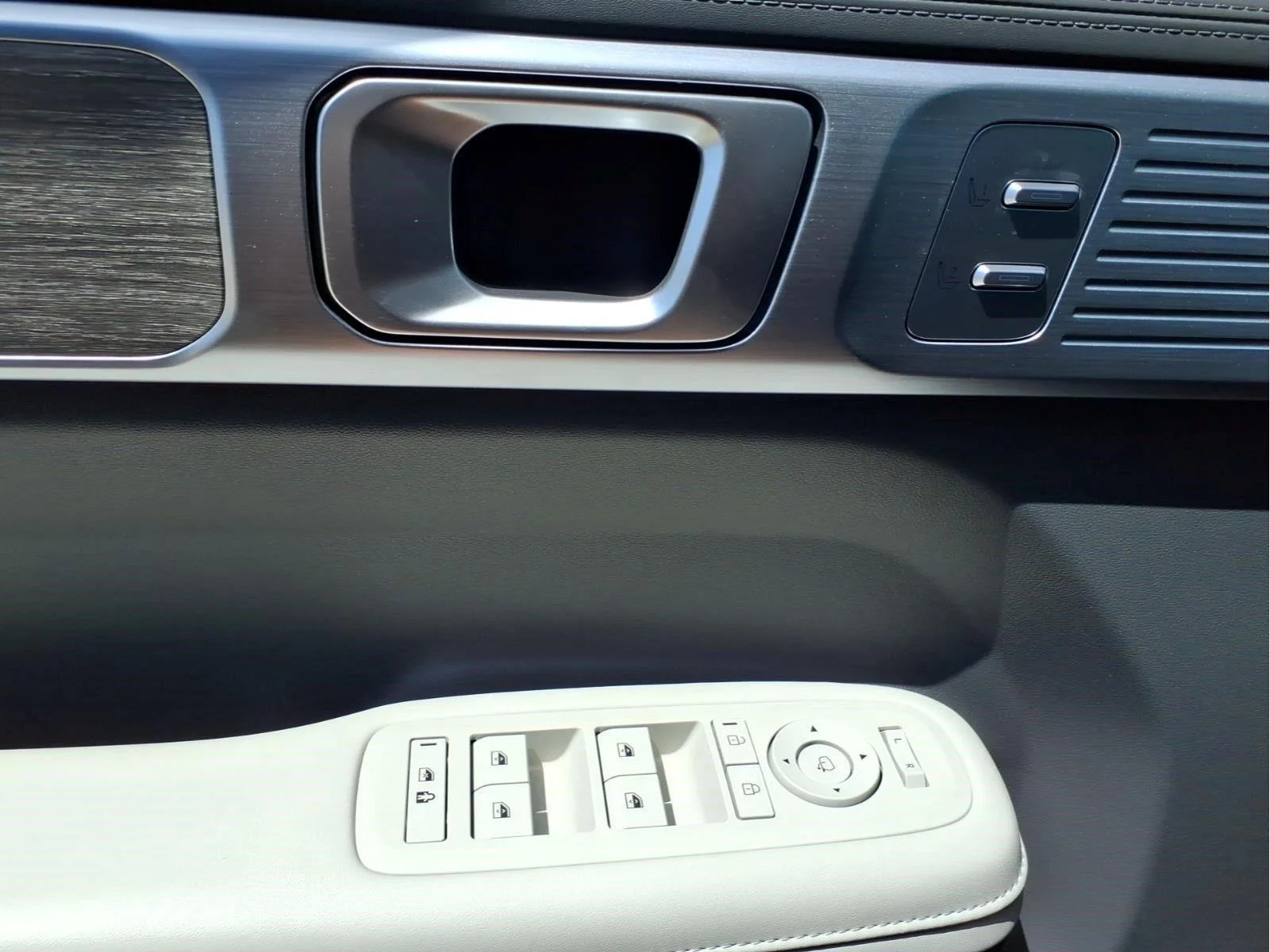 Used 2025 Phantom Black Hyundai Calligraphy image 19
