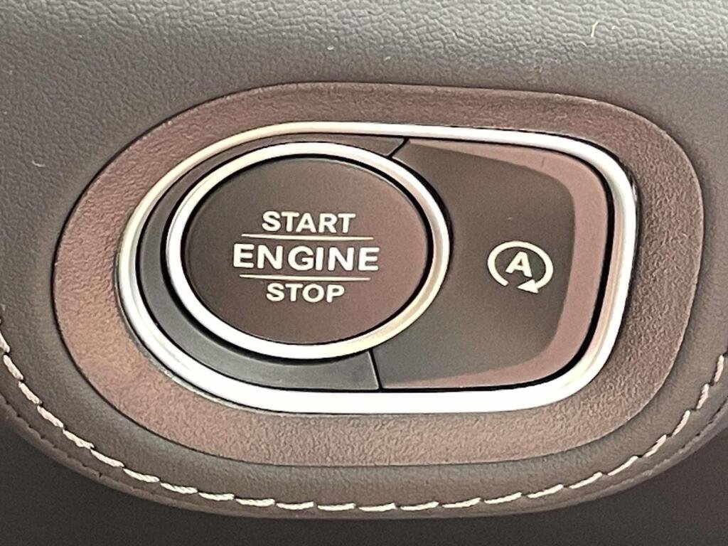New 2026 MANUFAKTUR Moonlight White Metallic Mercedes-Benz AMG® GLE 63 S image 40