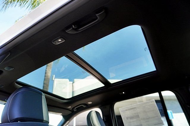 New 2026 Bright White Clear-Coat Exterior Paint Jeep Limited image 21