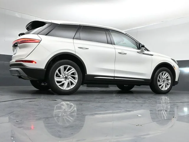 Used 2023 Pristine White Lincoln Standard image 38