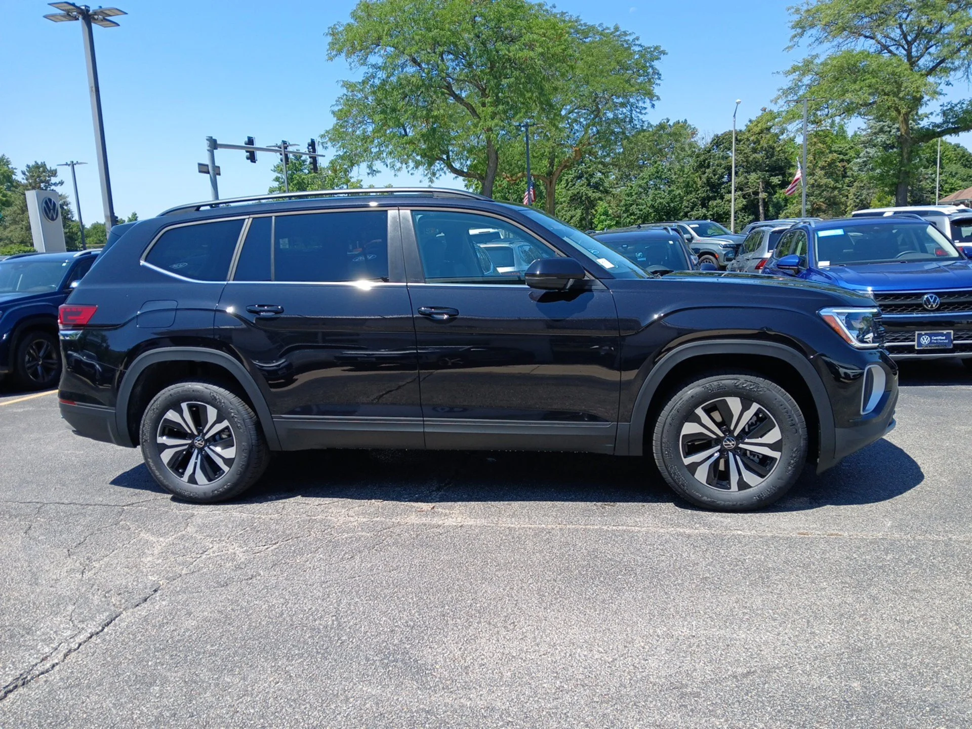 New 2026 Deep Black Pearl Volkswagen 2.0T SE image 3