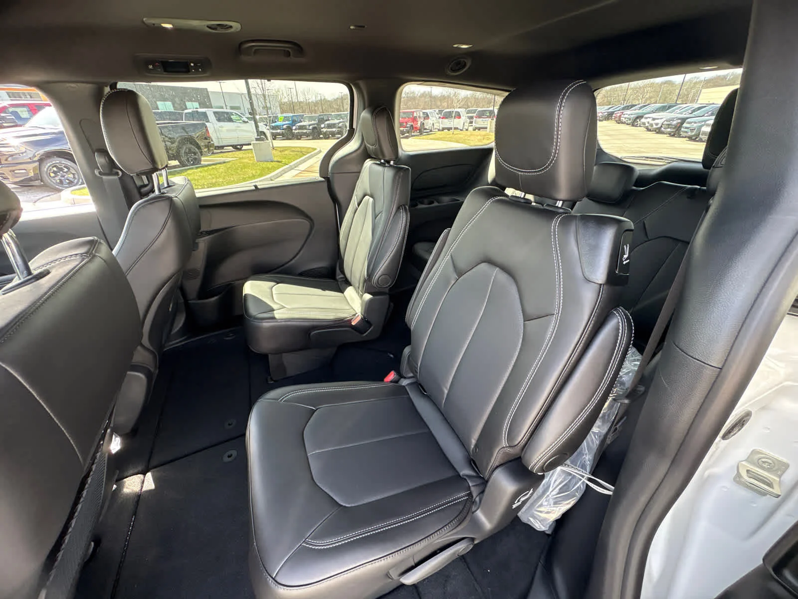New 2026 Bright White Clearcoat Chrysler Select image 12