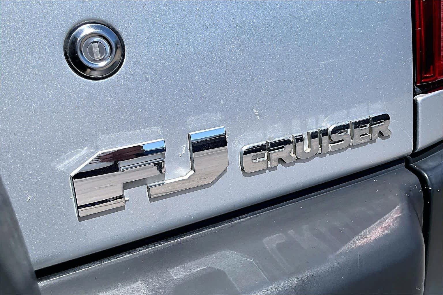 Used 2008 White / Titanium Metallic Toyota  image 9