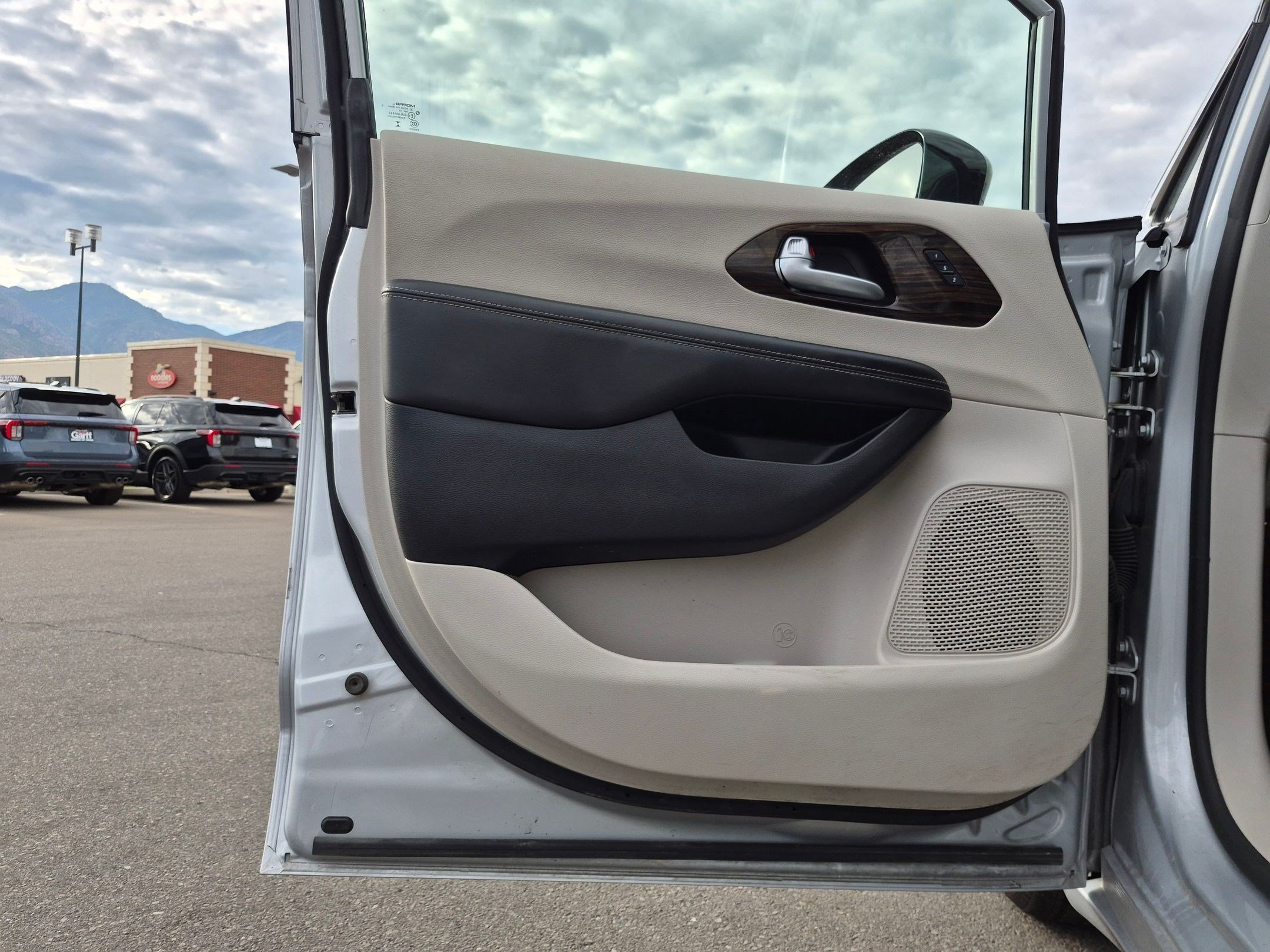 2024 Chrysler Pacifica Limited - Photo 13
