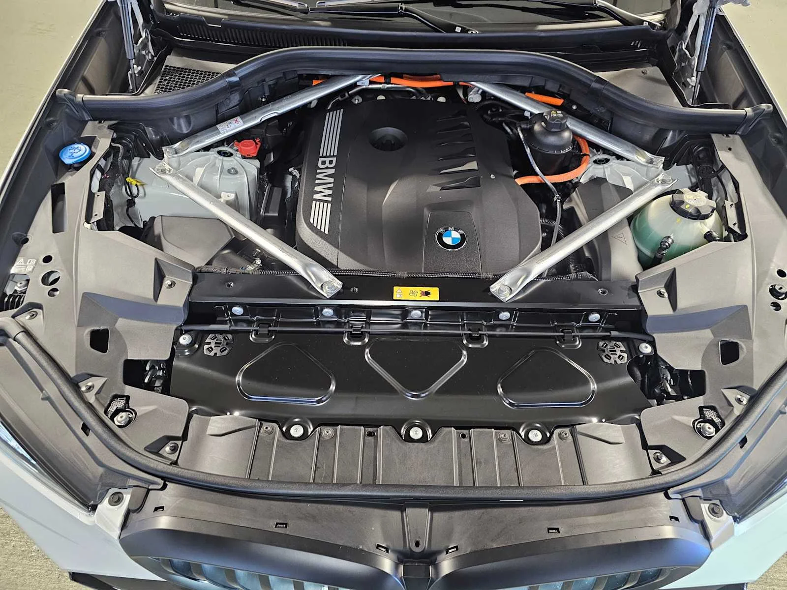 New 2026 Mineral White Metallic BMW xDrive50e image 9