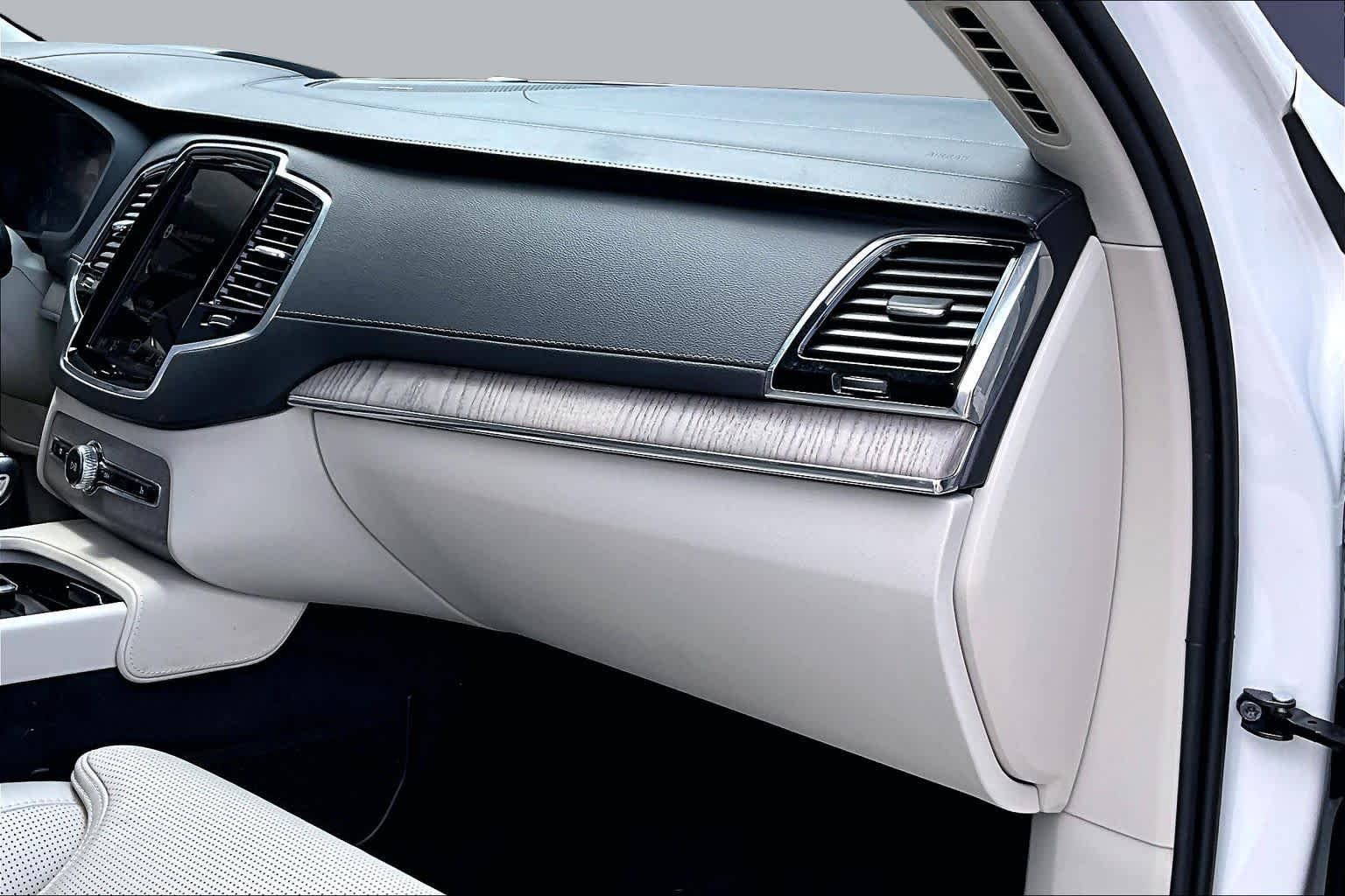 Used 2021 Crystal White Metallic Volvo Inscription image 19