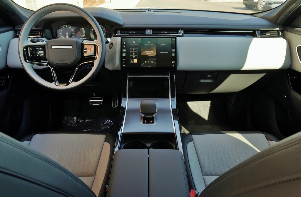 Used 2026 Green Land Rover Dynamic SE image 9